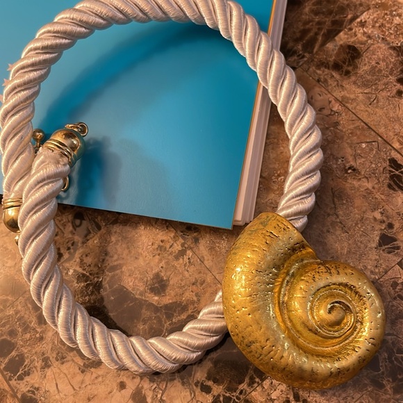 Thrones Shell Necklace - Picture 4 of 5